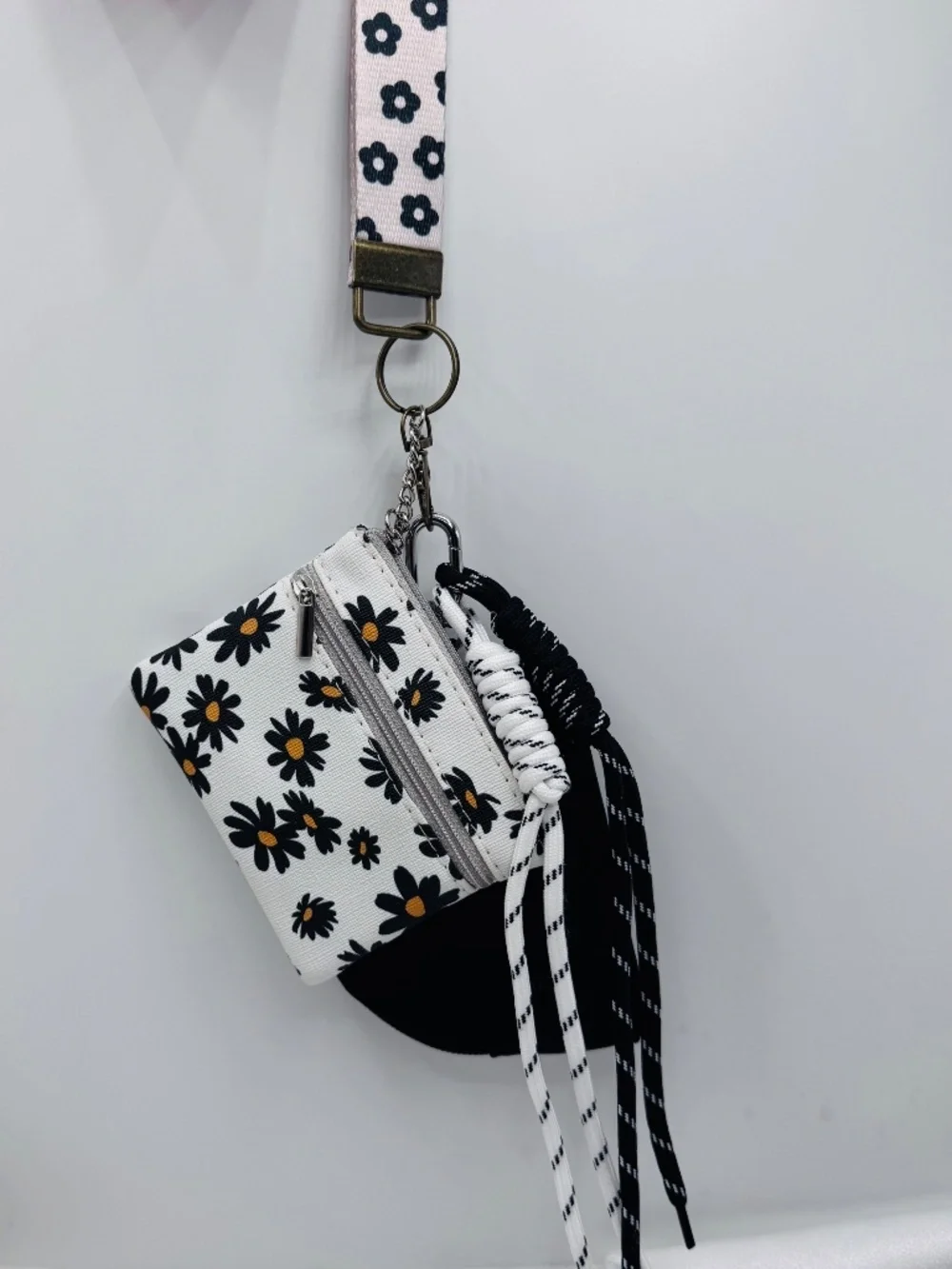 Black & White Daisy Wristlet Coin Purse Keychain